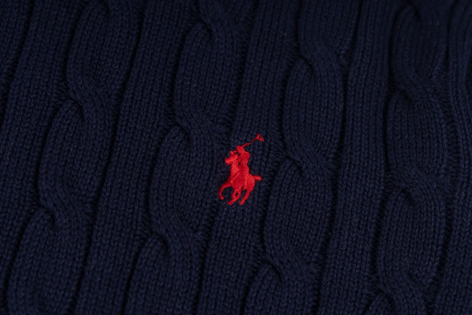 P260 #R98 RALPH LAUREN Ralph Lauren nine-color classic small label embroidery logo full zipper knitted cable cardigan sweater, high-density LOGO embroidery on the chest, original customization of tag accessories. Made of pure cotton yarn, pure cotton is skin-friendly and comfortable, small label war horse embroidered twist zipper cardigan sweater 🐎 high quality, follow the blogger to learn how to wear it! Let’s buy a Ralph Lauren cable sweater. It’s a super hard-to-find series after it became popular. It’s hard to find one on the official website. It’s simple and practical to wear, with a lazy and loose feel. The thickened fabric has more texture, feels soft and delicate, and has a loose fit. Whether worn alone or layered, you can wear different styles of fashion with just one piece!   Size：XS S M L